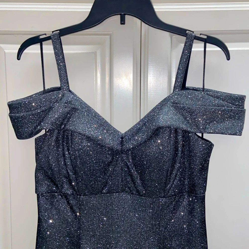 Gorgeous R&M RICHARDS evening gown, size 8. Worn once, in like-new condition. - Picture 2 of 13